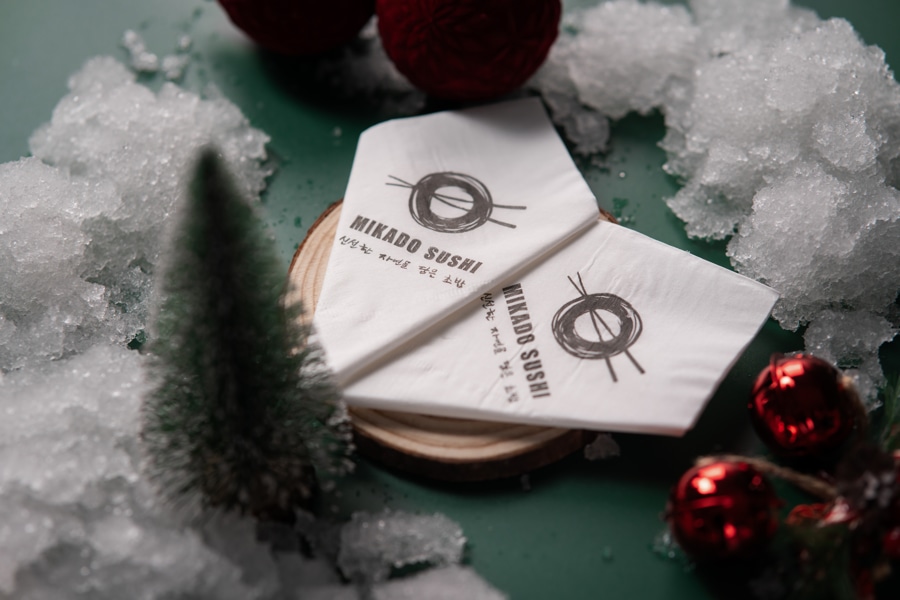 In logo miễn phí trên khăn giấy ăn cho nhà hàng sushi